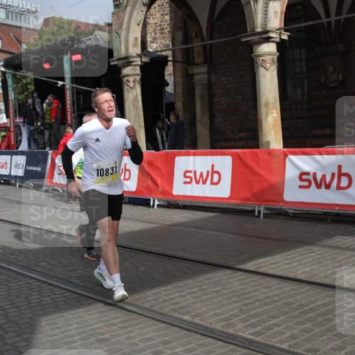 05.10.2025 - 20. swb-Marathon Bremen Yannick Fuchs http://msf.ph/oto/9317937 05.10.2025 11:16:07 Ziel 10831, 10846 meine-sportfotos.de