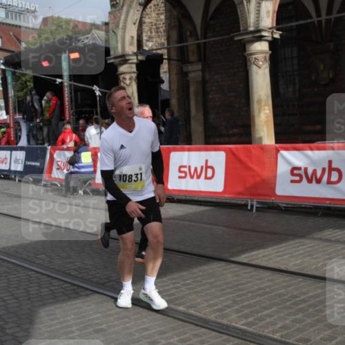 05.10.2025 - 20. swb-Marathon Bremen Yannick Fuchs http://msf.ph/oto/9317938 05.10.2025 11:16:07 Ziel 10831, 10846 meine-sportfotos.de