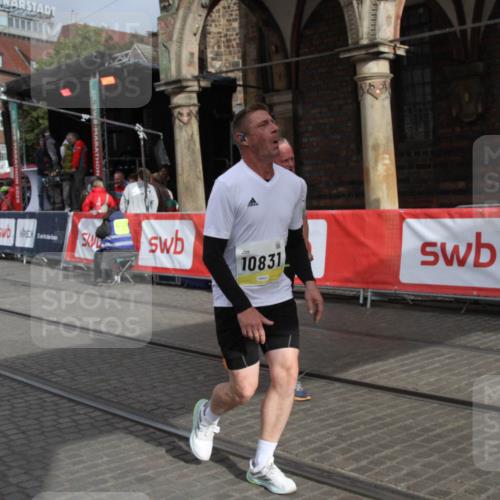05.10.2025 - 20. swb-Marathon Bremen Yannick Fuchs http://msf.ph/oto/9317939 05.10.2025 11:16:08 Ziel 7109, 10220, 10831, 10846, 11331 meine-sportfotos.de