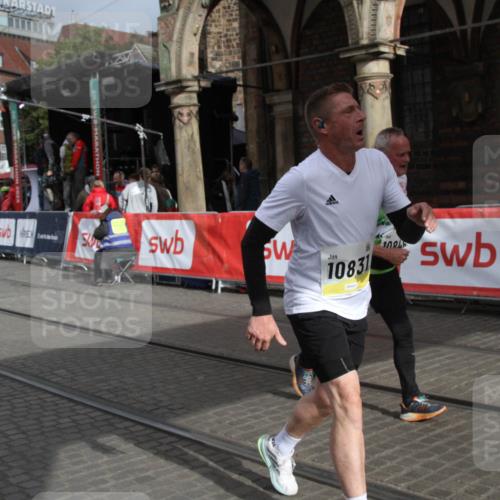 05.10.2025 - 20. swb-Marathon Bremen Yannick Fuchs http://msf.ph/oto/9317940 05.10.2025 11:16:08 Ziel 7109, 10220, 10831, 10846, 11331 meine-sportfotos.de
