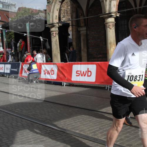 05.10.2025 - 20. swb-Marathon Bremen Yannick Fuchs http://msf.ph/oto/9317941 05.10.2025 11:16:08 Ziel 7109, 10220, 10831, 10846, 11331 meine-sportfotos.de