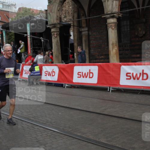 05.10.2025 - 20. swb-Marathon Bremen Yannick Fuchs http://msf.ph/oto/9317968 05.10.2025 11:16:22 Ziel 7110, 11247 meine-sportfotos.de