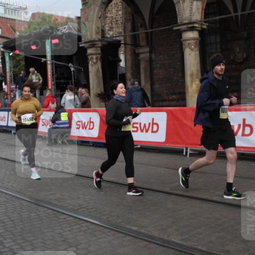05.10.2025 - 20. swb-Marathon Bremen Yannick Fuchs http://msf.ph/oto/9317973 05.10.2025 11:16:29 Ziel 10023, 10083, 10379, 10450, 11029, 11358, 11404 meine-sportfotos.de