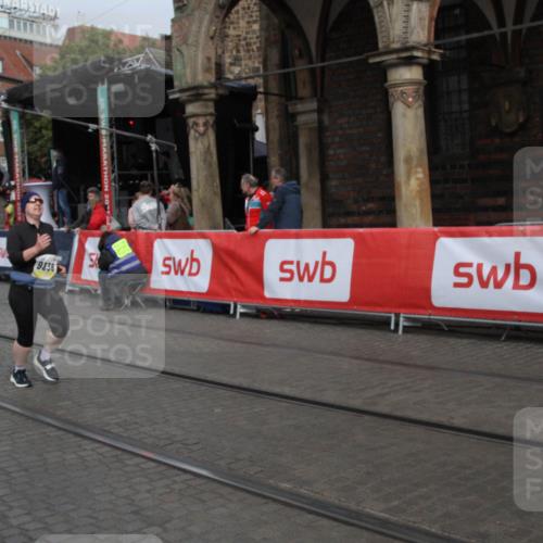 05.10.2025 - 20. swb-Marathon Bremen Yannick Fuchs http://msf.ph/oto/9318021 05.10.2025 11:16:59 Ziel 9698, 9838, 10736 meine-sportfotos.de