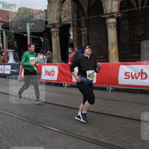 05.10.2025 - 20. swb-Marathon Bremen Yannick Fuchs http://msf.ph/oto/9318023 05.10.2025 11:17:00 Ziel 9698, 9838, 10728, 10736, 10752 meine-sportfotos.de