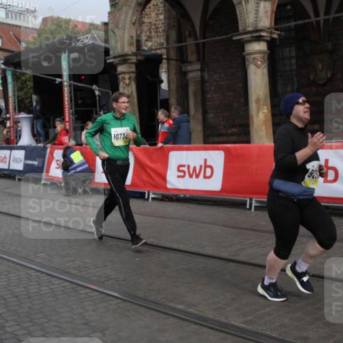 05.10.2025 - 20. swb-Marathon Bremen Yannick Fuchs http://msf.ph/oto/9318024 05.10.2025 11:17:01 Ziel 9698, 9838, 10728, 10736, 10752 meine-sportfotos.de