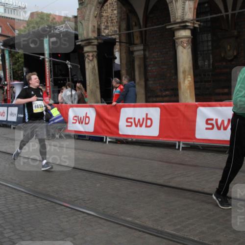 05.10.2025 - 20. swb-Marathon Bremen Yannick Fuchs http://msf.ph/oto/9318027 05.10.2025 11:17:02 Ziel 9698, 10728, 10736, 10752 meine-sportfotos.de