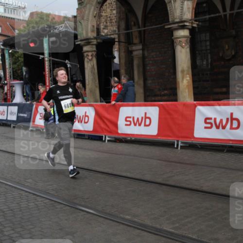 05.10.2025 - 20. swb-Marathon Bremen Yannick Fuchs http://msf.ph/oto/9318028 05.10.2025 11:17:02 Ziel 9698, 10728, 10736, 10752 meine-sportfotos.de