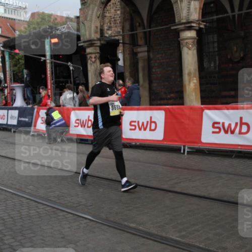 05.10.2025 - 20. swb-Marathon Bremen Yannick Fuchs http://msf.ph/oto/9318029 05.10.2025 11:17:02 Ziel 9698, 10728, 10736, 10752 meine-sportfotos.de