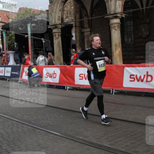05.10.2025 - 20. swb-Marathon Bremen Yannick Fuchs http://msf.ph/oto/9318030 05.10.2025 11:17:03 Ziel 9698, 10728, 10752 meine-sportfotos.de