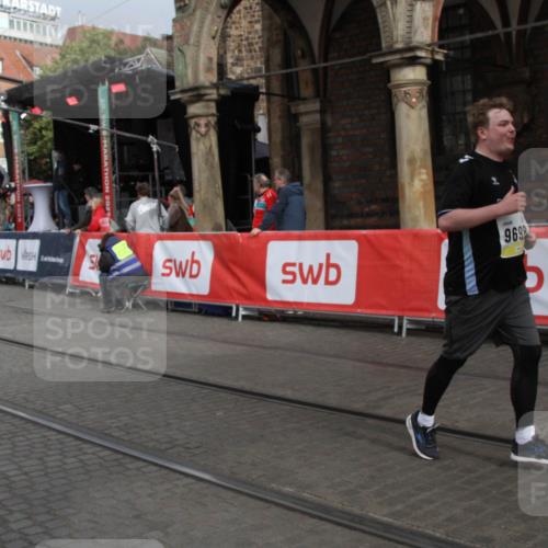 05.10.2025 - 20. swb-Marathon Bremen Yannick Fuchs http://msf.ph/oto/9318031 05.10.2025 11:17:03 Ziel 9698, 10728, 10752 meine-sportfotos.de