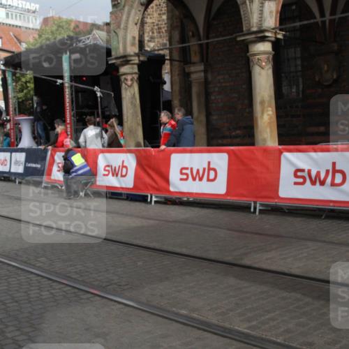 05.10.2025 - 20. swb-Marathon Bremen Yannick Fuchs http://msf.ph/oto/9318032 05.10.2025 11:17:03 Ziel 9698, 10728, 10752 meine-sportfotos.de