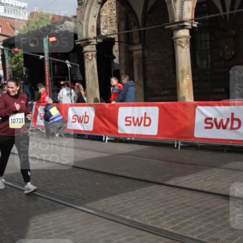 05.10.2025 - 20. swb-Marathon Bremen Yannick Fuchs http://msf.ph/oto/9318034 05.10.2025 11:17:04 Ziel 10728, 10752 meine-sportfotos.de