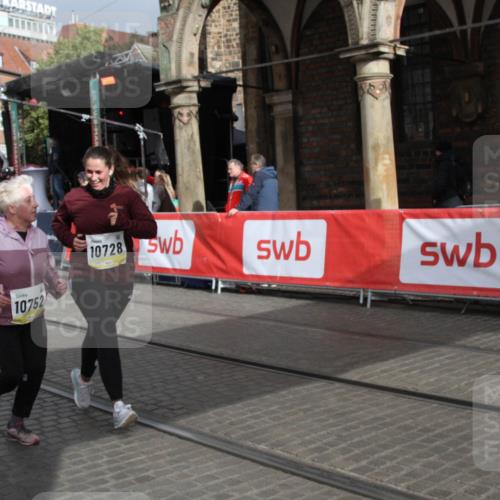 05.10.2025 - 20. swb-Marathon Bremen Yannick Fuchs http://msf.ph/oto/9318035 05.10.2025 11:17:04 Ziel 10728, 10752 meine-sportfotos.de