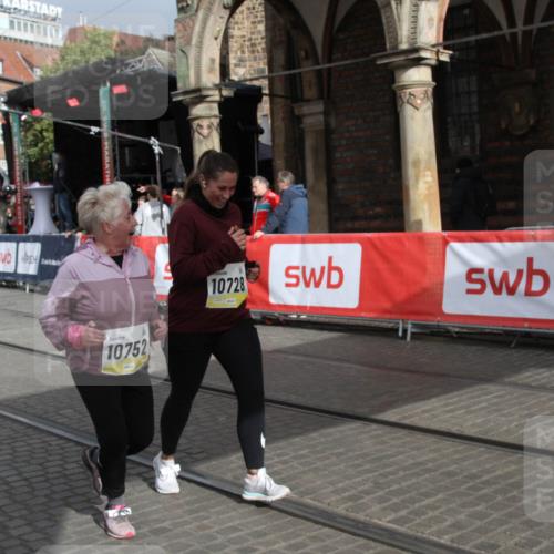 05.10.2025 - 20. swb-Marathon Bremen Yannick Fuchs http://msf.ph/oto/9318036 05.10.2025 11:17:05 Ziel 10728, 10752 meine-sportfotos.de