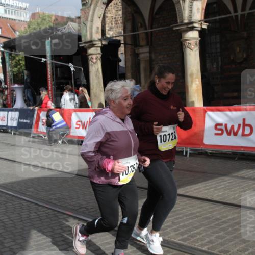 05.10.2025 - 20. swb-Marathon Bremen Yannick Fuchs http://msf.ph/oto/9318037 05.10.2025 11:17:05 Ziel 10728, 10752 meine-sportfotos.de