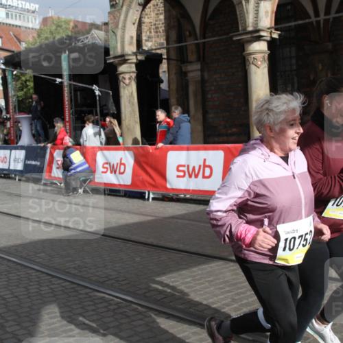 05.10.2025 - 20. swb-Marathon Bremen Yannick Fuchs http://msf.ph/oto/9318038 05.10.2025 11:17:05 Ziel 10728, 10752 meine-sportfotos.de