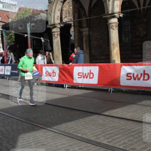 05.10.2025 - 20. swb-Marathon Bremen Yannick Fuchs http://msf.ph/oto/9318061 05.10.2025 11:17:13 Ziel 10759, 10874 meine-sportfotos.de