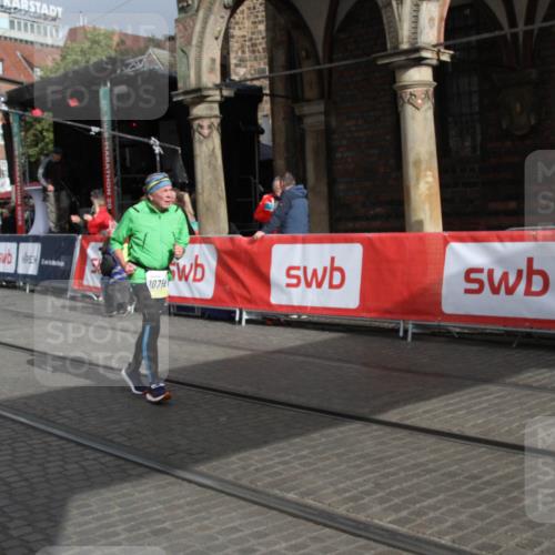 05.10.2025 - 20. swb-Marathon Bremen Yannick Fuchs http://msf.ph/oto/9318062 05.10.2025 11:17:13 Ziel 10759, 10874 meine-sportfotos.de