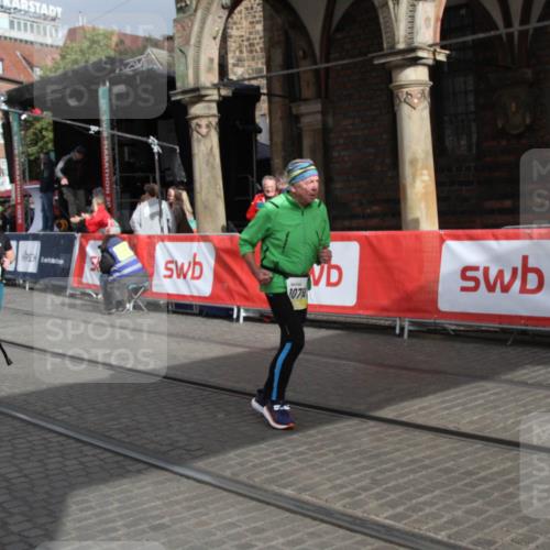 05.10.2025 - 20. swb-Marathon Bremen Yannick Fuchs http://msf.ph/oto/9318064 05.10.2025 11:17:14 Ziel 10759, 10874 meine-sportfotos.de