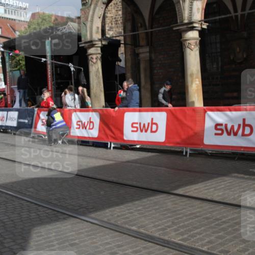 05.10.2025 - 20. swb-Marathon Bremen Yannick Fuchs http://msf.ph/oto/9318079 05.10.2025 11:17:19 Ziel  meine-sportfotos.de