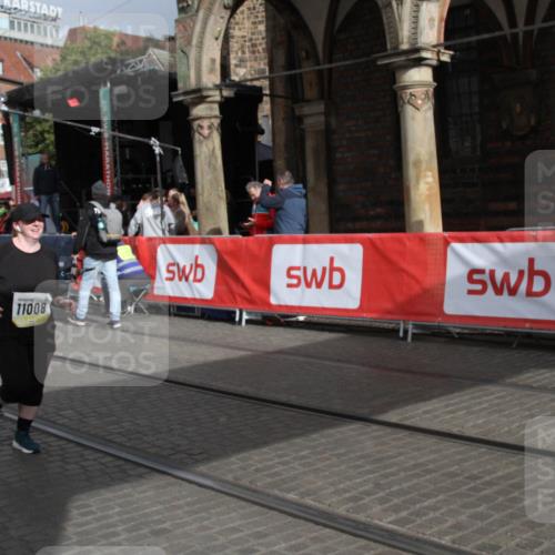 05.10.2025 - 20. swb-Marathon Bremen Yannick Fuchs http://msf.ph/oto/9318096 05.10.2025 11:17:25 Ziel 11008 meine-sportfotos.de
