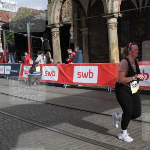 05.10.2025 - 20. swb-Marathon Bremen Yannick Fuchs http://msf.ph/oto/9318122 05.10.2025 11:17:34 Ziel 9805 meine-sportfotos.de