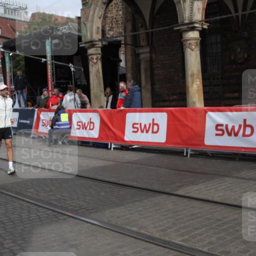 05.10.2025 - 20. swb-Marathon Bremen Yannick Fuchs http://msf.ph/oto/9318157 05.10.2025 11:17:45 Ziel 9869, 10312, 10465 meine-sportfotos.de