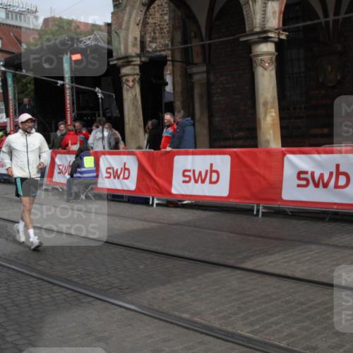 05.10.2025 - 20. swb-Marathon Bremen Yannick Fuchs http://msf.ph/oto/9318158 05.10.2025 11:17:46 Ziel 9869, 10312, 10465 meine-sportfotos.de