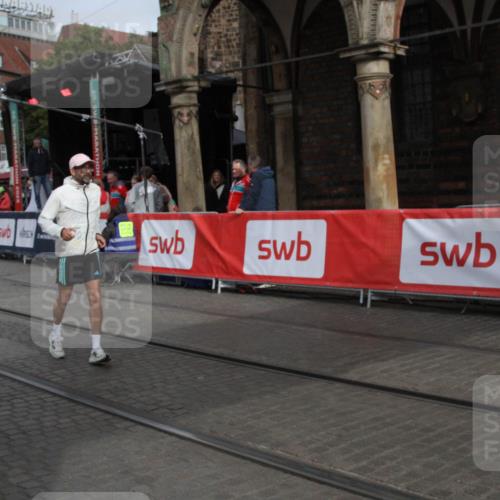05.10.2025 - 20. swb-Marathon Bremen Yannick Fuchs http://msf.ph/oto/9318159 05.10.2025 11:17:46 Ziel 9869, 10312, 10465 meine-sportfotos.de