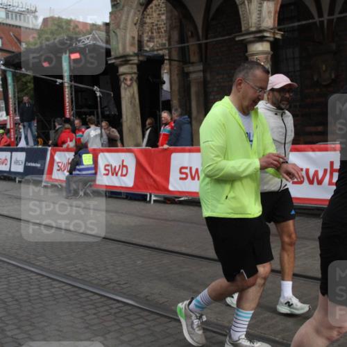 05.10.2025 - 20. swb-Marathon Bremen Yannick Fuchs http://msf.ph/oto/9318163 05.10.2025 11:17:47 Ziel 9869, 10312, 10465 meine-sportfotos.de