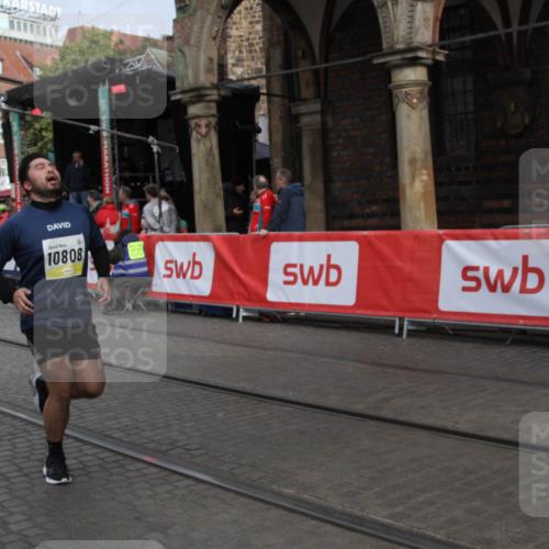 05.10.2025 - 20. swb-Marathon Bremen Yannick Fuchs http://msf.ph/oto/9318223 05.10.2025 11:18:08 Ziel 10808, 11082 meine-sportfotos.de