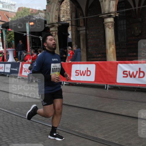 05.10.2025 - 20. swb-Marathon Bremen Yannick Fuchs http://msf.ph/oto/9318224 05.10.2025 11:18:08 Ziel 10808, 11082 meine-sportfotos.de