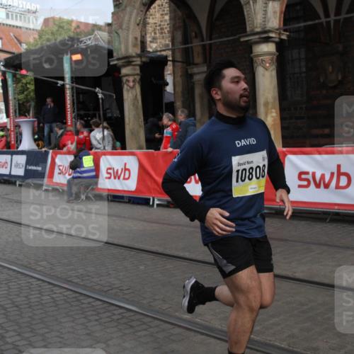 05.10.2025 - 20. swb-Marathon Bremen Yannick Fuchs http://msf.ph/oto/9318225 05.10.2025 11:18:09 Ziel 10808, 11082 meine-sportfotos.de