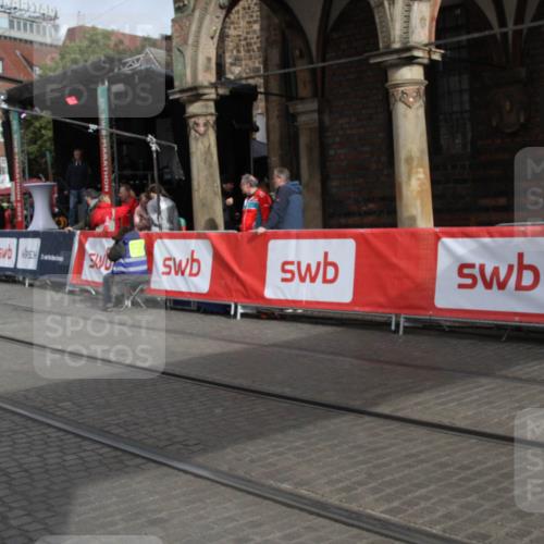 05.10.2025 - 20. swb-Marathon Bremen Yannick Fuchs http://msf.ph/oto/9318246 05.10.2025 11:18:16 Ziel 9465, 9477, 10575 meine-sportfotos.de