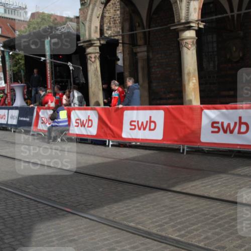 05.10.2025 - 20. swb-Marathon Bremen Yannick Fuchs http://msf.ph/oto/9318248 05.10.2025 11:18:16 Ziel 9465, 9477, 10575 meine-sportfotos.de