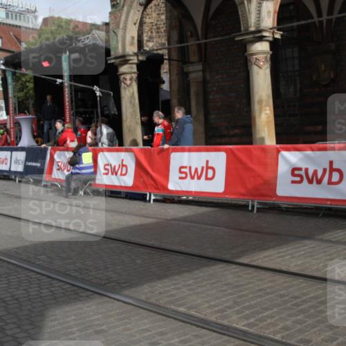 05.10.2025 - 20. swb-Marathon Bremen Yannick Fuchs http://msf.ph/oto/9318249 05.10.2025 11:18:17 Ziel 9465, 9477, 10575 meine-sportfotos.de