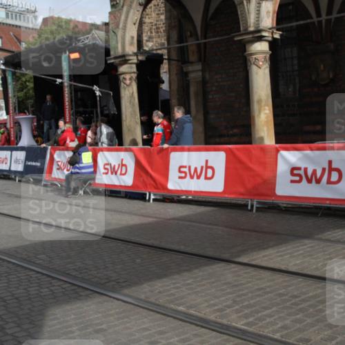 05.10.2025 - 20. swb-Marathon Bremen Yannick Fuchs http://msf.ph/oto/9318250 05.10.2025 11:18:17 Ziel 9465, 9477, 10575 meine-sportfotos.de
