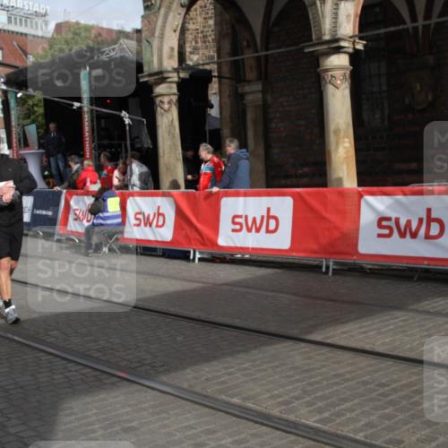 05.10.2025 - 20. swb-Marathon Bremen Yannick Fuchs http://msf.ph/oto/9318256 05.10.2025 11:18:19 Ziel 9348, 9465, 9477, 10575, 10994 meine-sportfotos.de