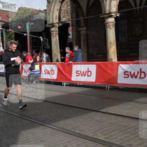 05.10.2025 - 20. swb-Marathon Bremen Yannick Fuchs http://msf.ph/oto/9318257 05.10.2025 11:18:19 Ziel 9348, 9465, 9477, 10575, 10994 meine-sportfotos.de