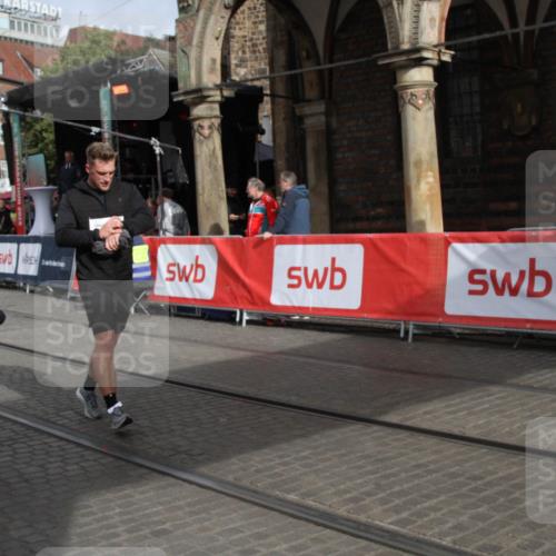 05.10.2025 - 20. swb-Marathon Bremen Yannick Fuchs http://msf.ph/oto/9318258 05.10.2025 11:18:20 Ziel 9348, 9465, 9477, 10198, 10575, 10994 meine-sportfotos.de