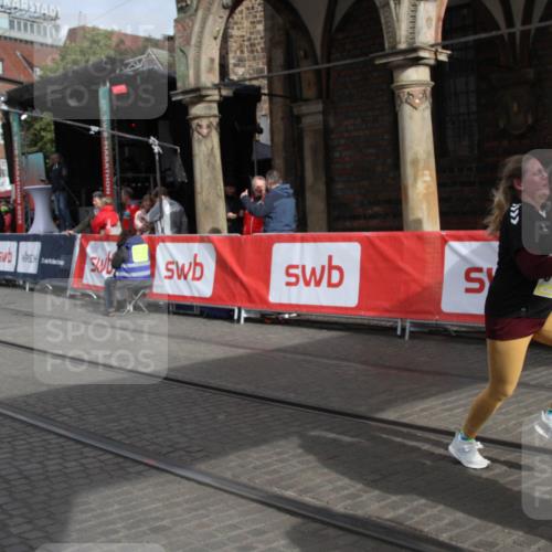05.10.2025 - 20. swb-Marathon Bremen Yannick Fuchs http://msf.ph/oto/9318264 05.10.2025 11:18:22 Ziel 9348, 9465, 9477, 10198, 10575, 10994 meine-sportfotos.de