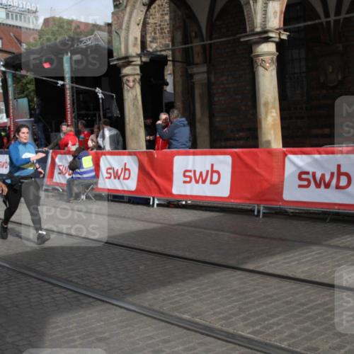 05.10.2025 - 20. swb-Marathon Bremen Yannick Fuchs http://msf.ph/oto/9318269 05.10.2025 11:18:23 Ziel 9348, 10198, 10994 meine-sportfotos.de