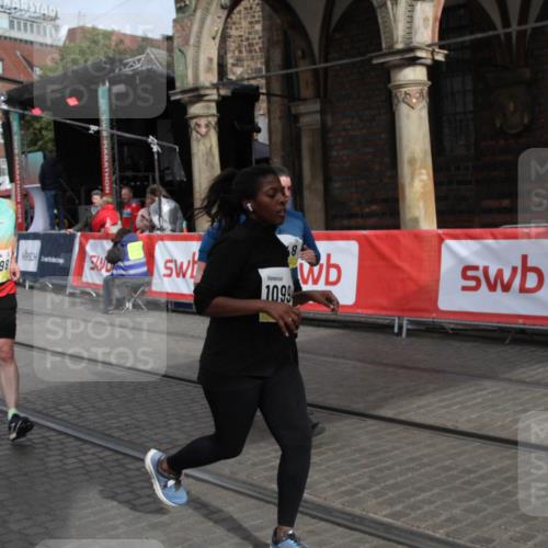 05.10.2025 - 20. swb-Marathon Bremen Yannick Fuchs http://msf.ph/oto/9318272 05.10.2025 11:18:24 Ziel 9348, 10198, 10994 meine-sportfotos.de