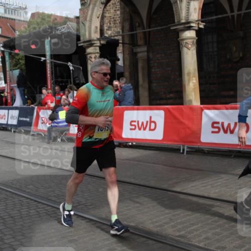 05.10.2025 - 20. swb-Marathon Bremen Yannick Fuchs http://msf.ph/oto/9318274 05.10.2025 11:18:25 Ziel 9348, 10198, 10994 meine-sportfotos.de