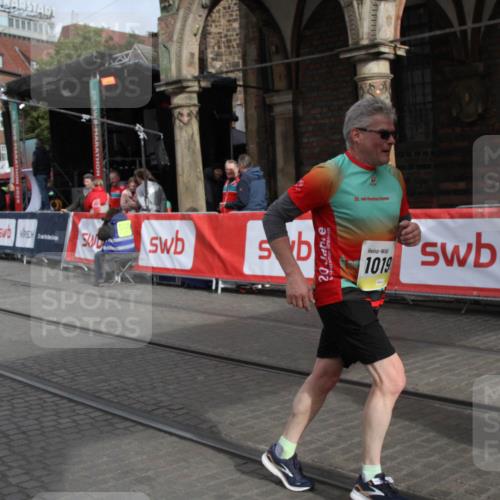 05.10.2025 - 20. swb-Marathon Bremen Yannick Fuchs http://msf.ph/oto/9318275 05.10.2025 11:18:25 Ziel 9348, 10198, 10994 meine-sportfotos.de
