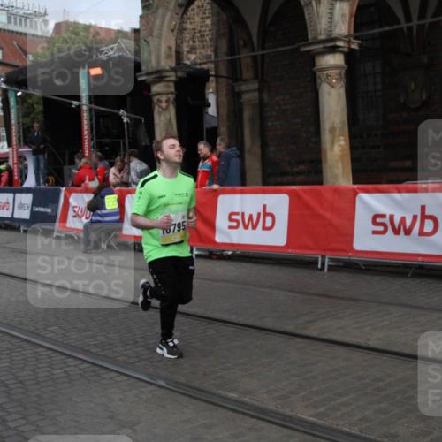 05.10.2025 - 20. swb-Marathon Bremen Yannick Fuchs http://msf.ph/oto/9318291 05.10.2025 11:18:31 Ziel 10795, 11043 meine-sportfotos.de