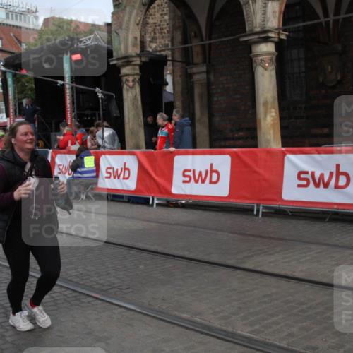 05.10.2025 - 20. swb-Marathon Bremen Yannick Fuchs http://msf.ph/oto/9318299 05.10.2025 11:18:34 Ziel 10076, 11043, 11690 meine-sportfotos.de