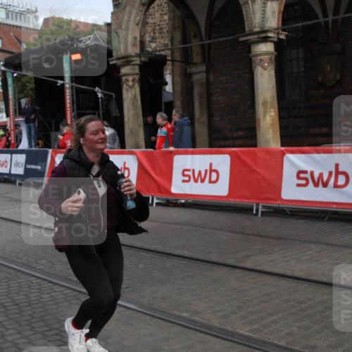 05.10.2025 - 20. swb-Marathon Bremen Yannick Fuchs http://msf.ph/oto/9318300 05.10.2025 11:18:34 Ziel 10076, 11043, 11690 meine-sportfotos.de