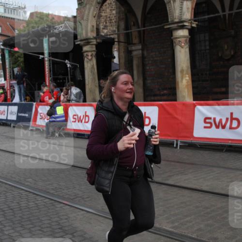 05.10.2025 - 20. swb-Marathon Bremen Yannick Fuchs http://msf.ph/oto/9318301 05.10.2025 11:18:34 Ziel 10076, 11043, 11690 meine-sportfotos.de